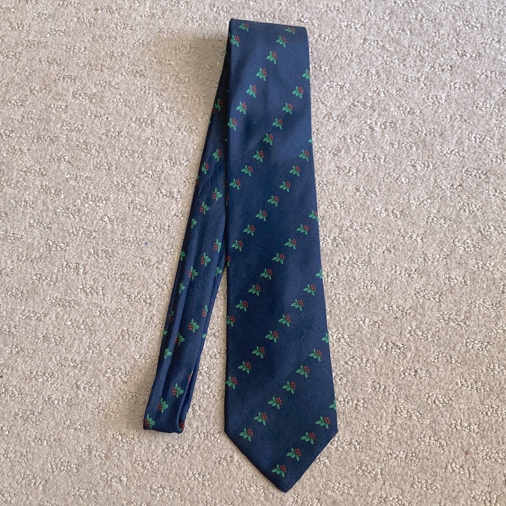 🎄 Vintage LILLIAN VERNON navy holly print 100% silk tie.